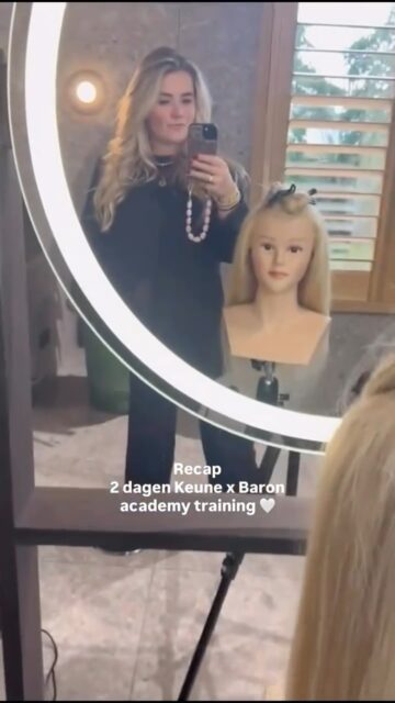 Vorige week hadden we een cursus haarstyling van niemand minder dan Kelly Baron van @baronacademy en @keunehaircosmetics 🤍 

Super veel geleerd over de nieuwste styling technieken voor speciale gelegenheden, zoals opsteken of prachtige ‘Glam curls’. In deze reel zie je een korte recap van de twee dagen.

Heb je binnenkort een bruiloft, gala of ander feestje? Ook voor prachtige haarstyling kun je in de salon terecht 🫶🏻

#thehairroom #hairstyling #keunehaircosmetics #weddinghair #partyhair #bruilofthaar #bruidshaar #weddingguesthair #ijsselstein #gala