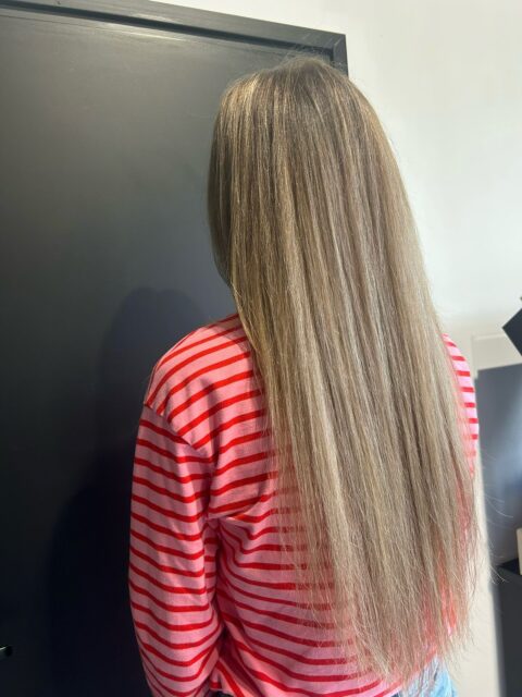 Bronde Color 🥰

De perfecte mix tussen blond & bruin.

#hairstylist #haircolor #bronde #kapper #ijsselstein #thehairroom #brownblonde #highlights #lowlights #thehairroomijsselstein