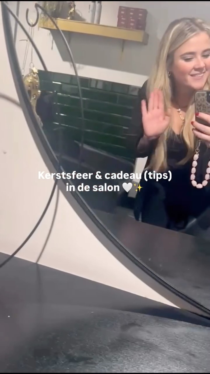 Kerstsfeer & cadeau (tips) in de salon 🤍
De salon is helemaal in de kerstsfeer 🎄 Wij hebben wat tips & leuke acties als cadeaus voor de feestdagen voor je familie, vrienden, collega’s of jezelf 👇🏼:
1. Keune giftbox: shine, velvet of nourish - met een full-size shampoo, conditioner & travelsize styling product voor €47,45 (t.w.v. €60,10)
2. Gratis luxe Royal Amber Keune Geurkaars bij aankoop van 2 full-size Keune producten
3. Fugazzi Angel Dust droogshampoo travelsize (100 ml)
4. Fugazzi Angel Dust Hairmist/parfum voor €35,-
5. Fugazzi Angel Dust parfum mini (handtasformaat - 8 ml)
6. Fugazzi Angel Dust showergel voor €25,-
7. Cadeaubon van The Hair Room voor een behandeling of producten (bepaal je eigen waarde)
De giftboxen zijn al prachtig op zichzelf, maar deze en andere producten kunnen we feestelijk voor je inpakken 🫶🏻
#thehairroom #ijsselstein #cadeautip #kapper #ijsselstein #kerstcadeau #kerst #haar