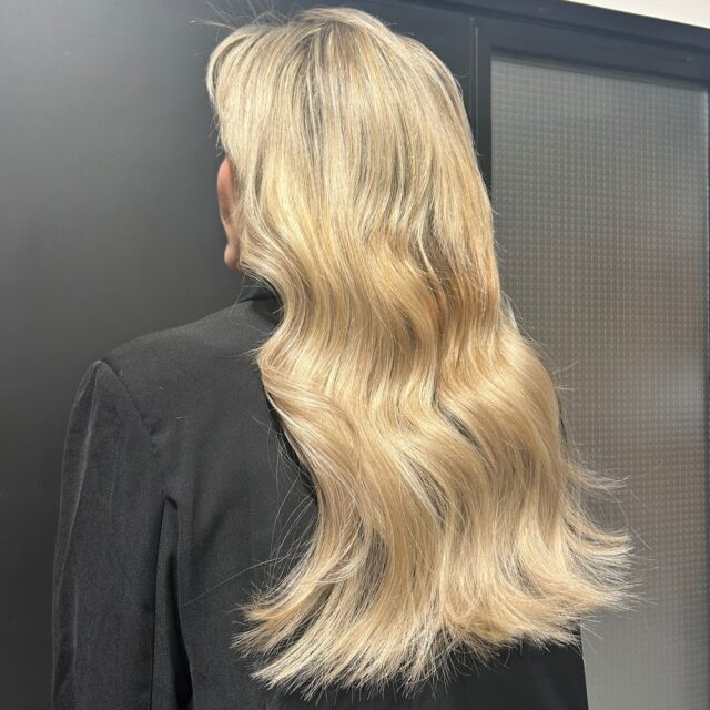 Invisible weft extensions 🤍 (swipe voor before* & bewegend beeld)

Zo mooi, zo natuurlijk & super fijn om te dragen. Met deze extensions verleng je op onzichtbare manier je haar en/of geef je meer volume. 

*extensions van before zijn niet van onze salon, maar een andere salon.

#extensions #ijsselstein #weftextensions #haarverlenging #kapper