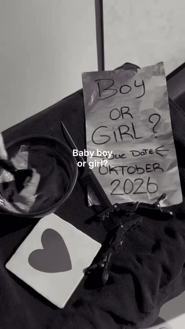 Baby boy or baby girl? We’re expecting a… ✨
#genderreveal #babyontheway #boyorgirl #surprise #hairdresser